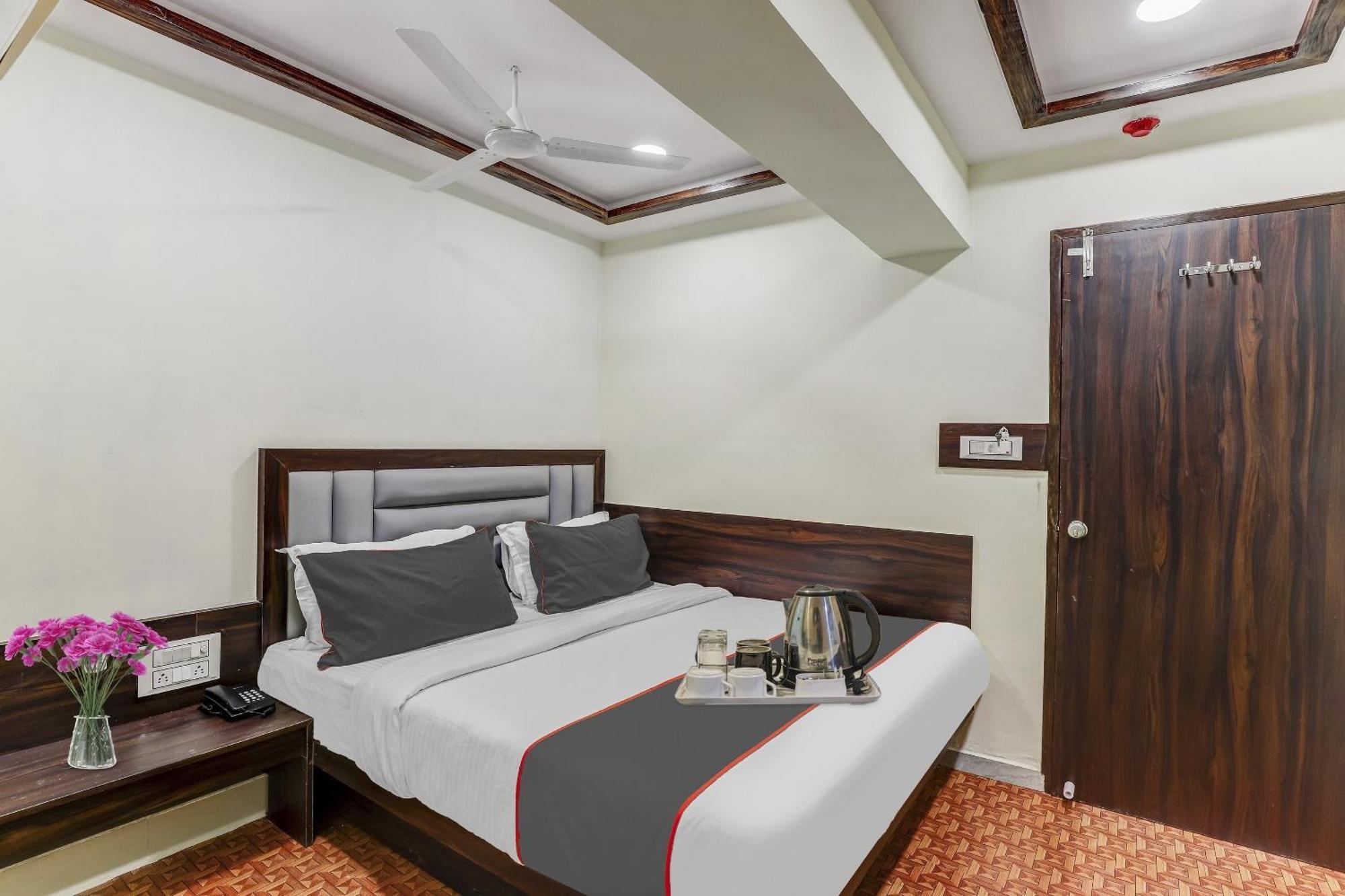 Collection O Laxmi Kuber Hotel Utran Exterior photo