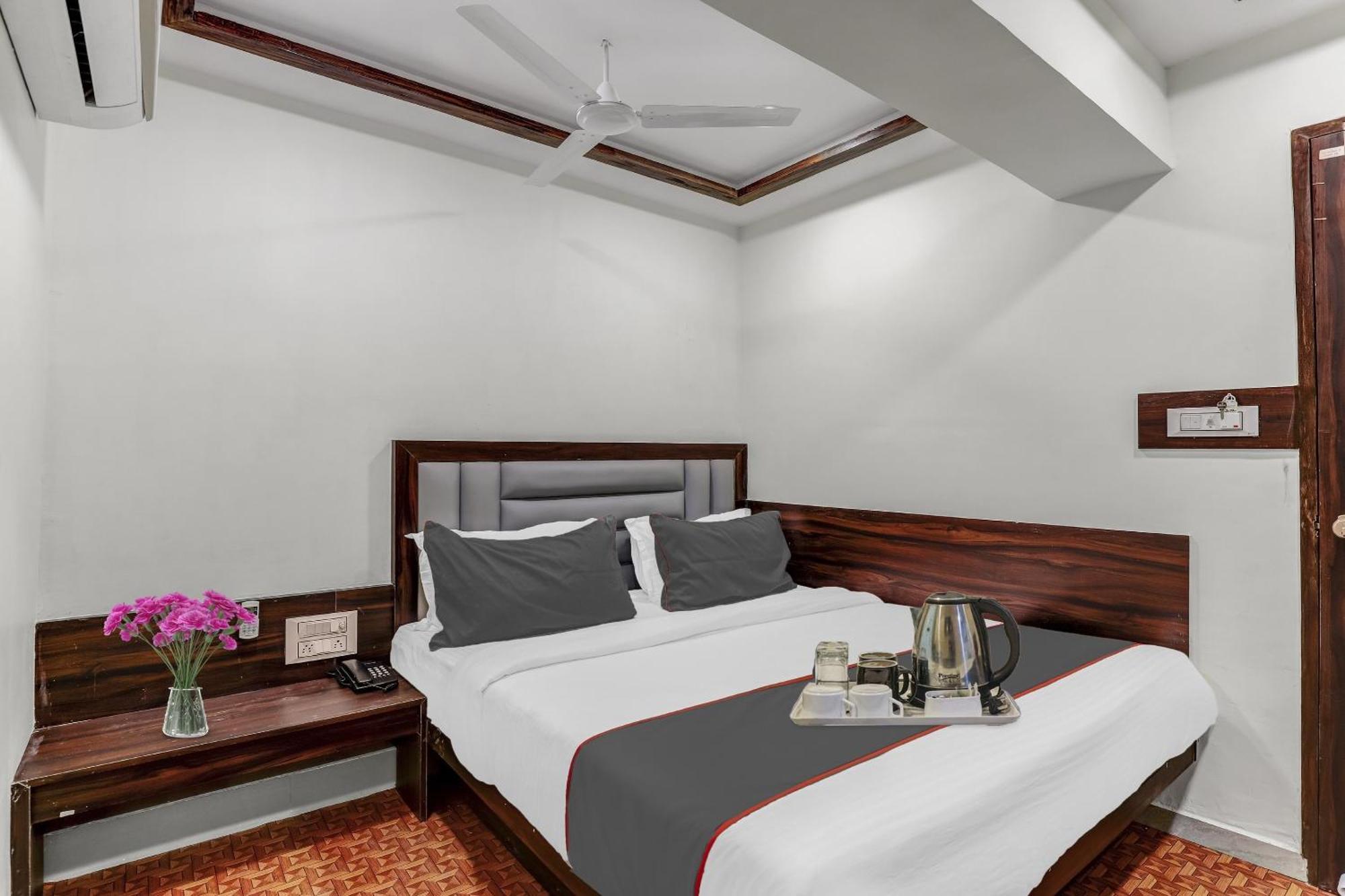 Collection O Laxmi Kuber Hotel Utran Exterior photo