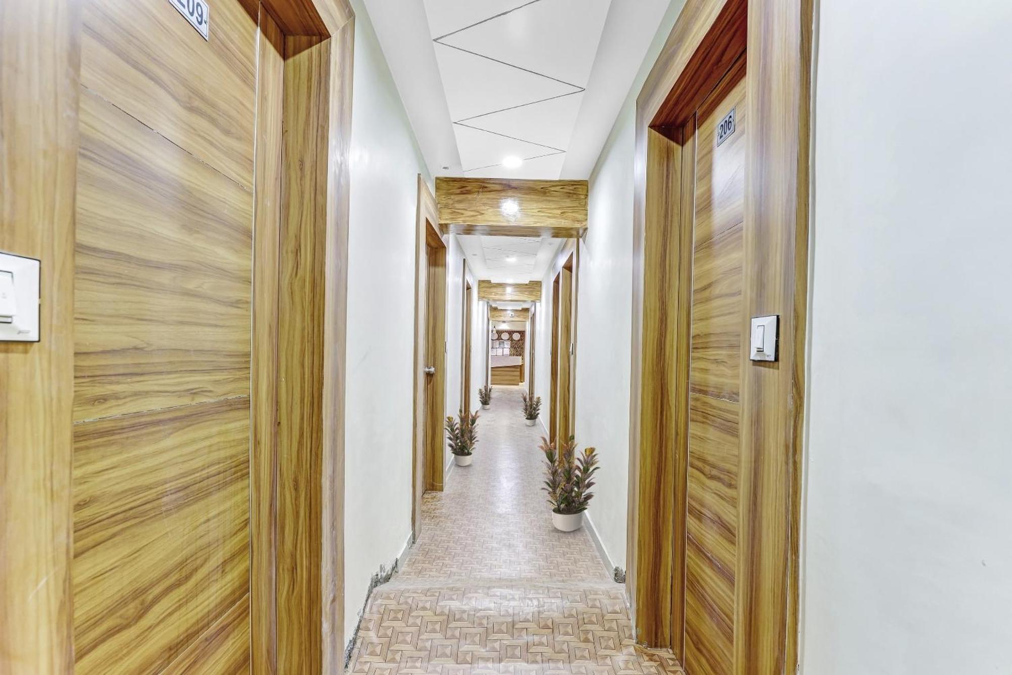 Collection O Laxmi Kuber Hotel Utran Exterior photo