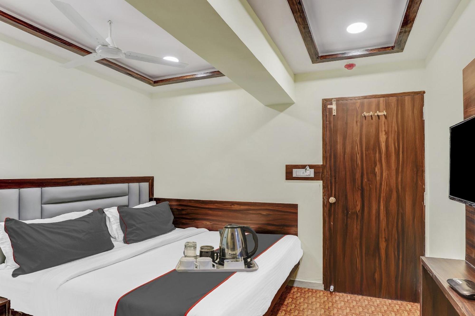 Collection O Laxmi Kuber Hotel Utran Exterior photo