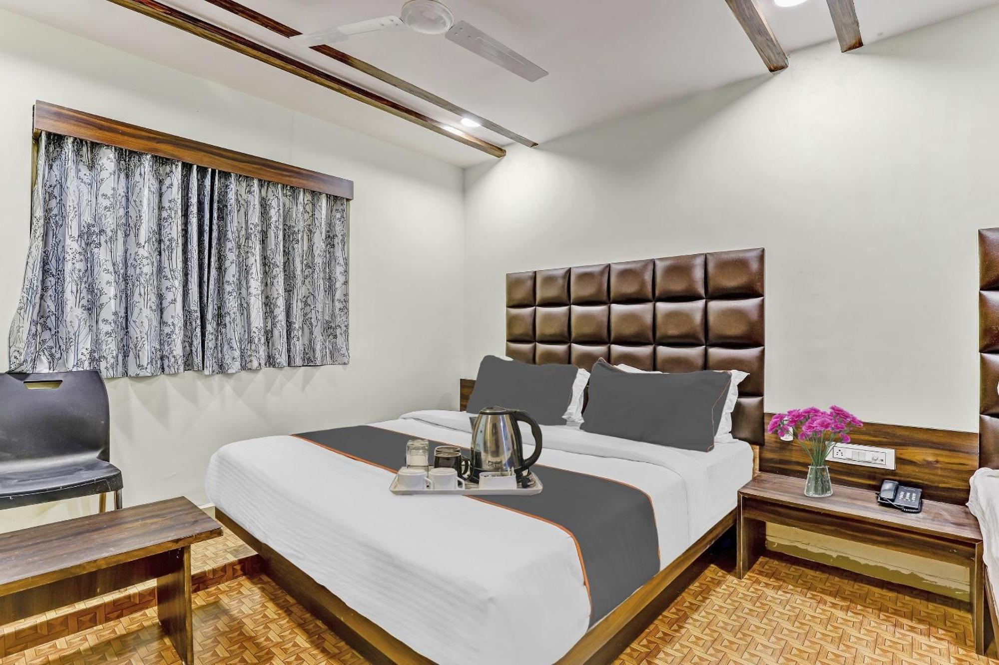 Collection O Laxmi Kuber Hotel Utran Exterior photo