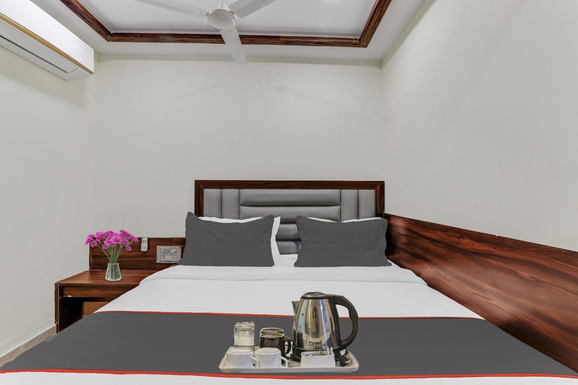 Collection O Laxmi Kuber Hotel Utran Exterior photo